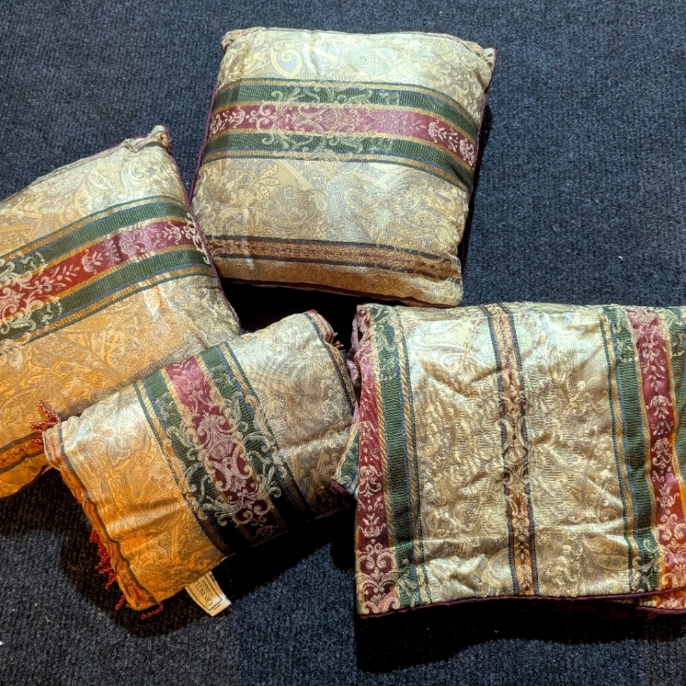 Croscill Throw Pillows Set